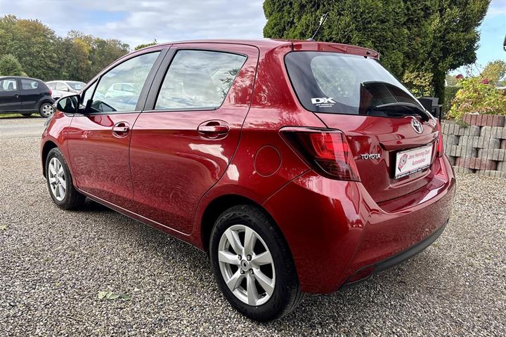 Rød Toyota Yaris fra 2014