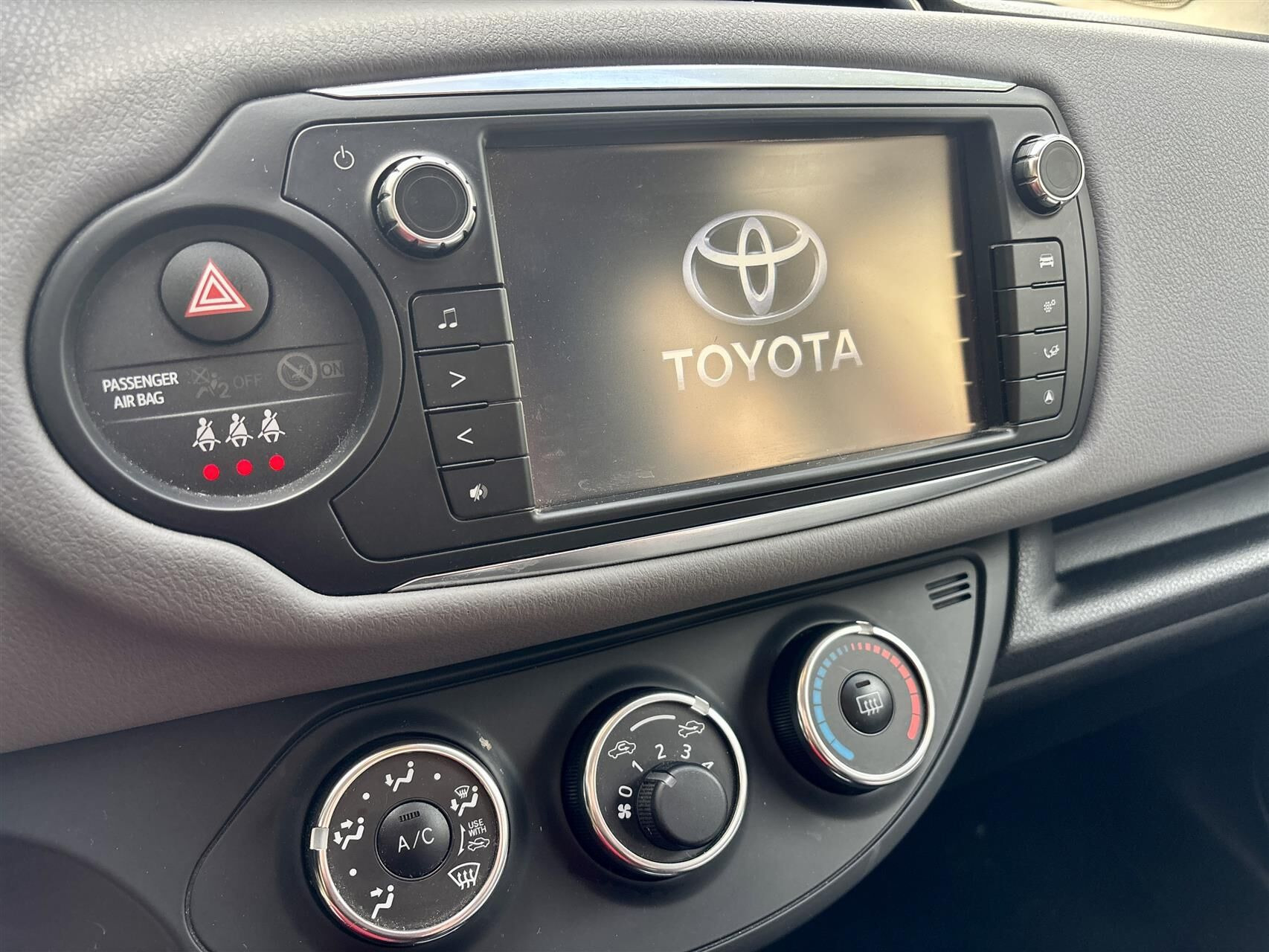 Rød Toyota Yaris fra 2014