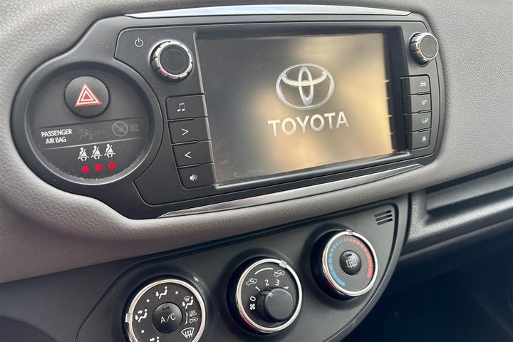Rød Toyota Yaris fra 2014