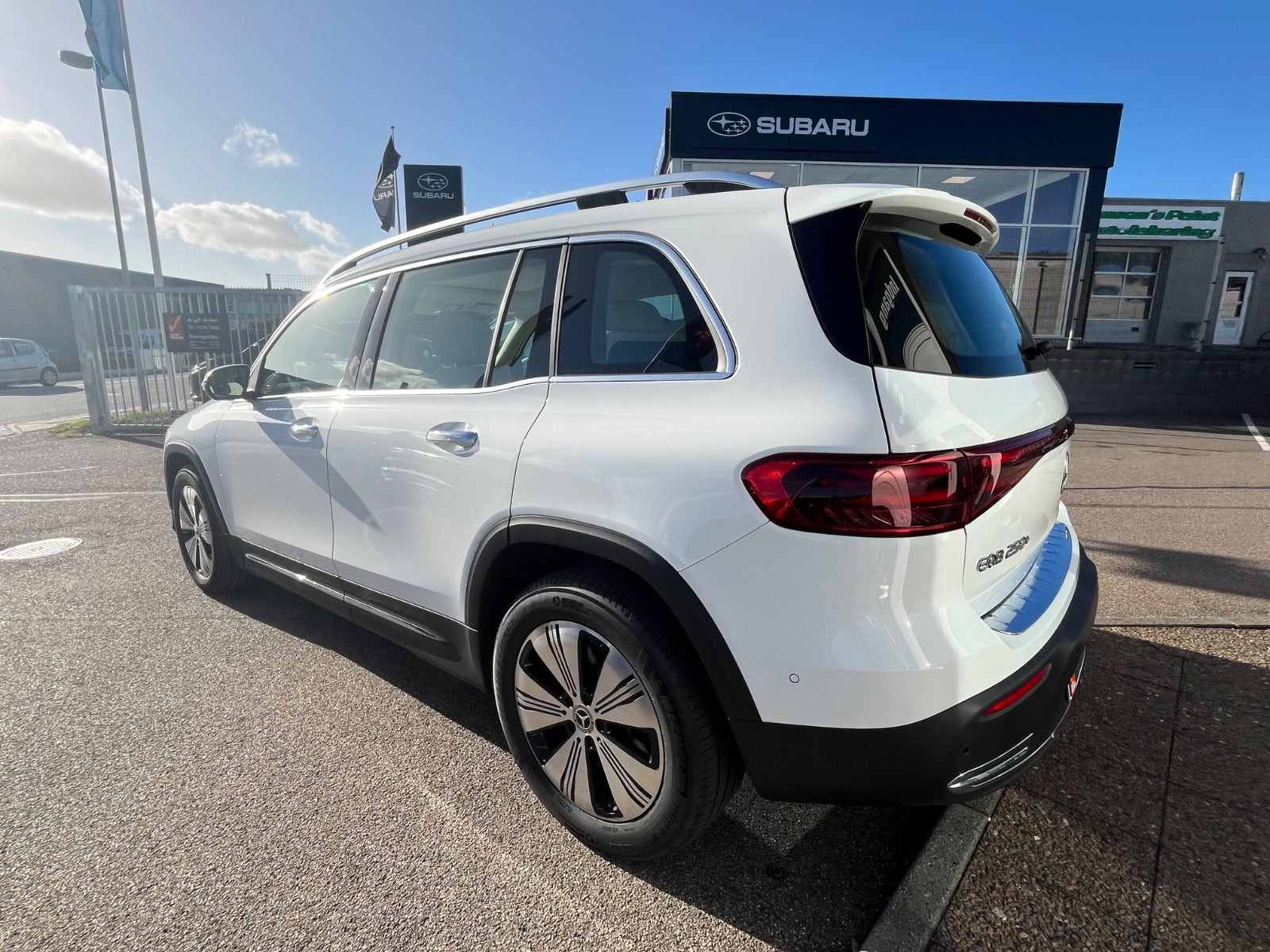Hvid Mercedes EQB250+ fra 2025