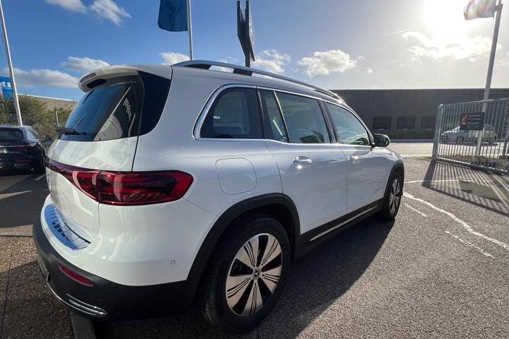 Hvid Mercedes EQB250+ fra 2025