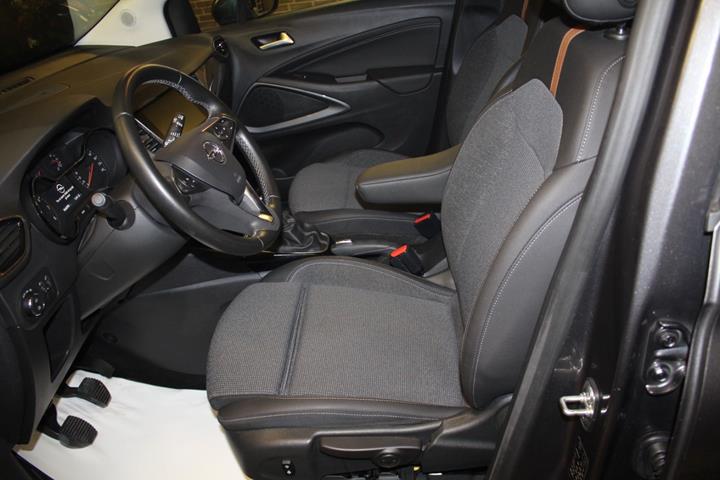 Grå Opel Crossland fra 2021