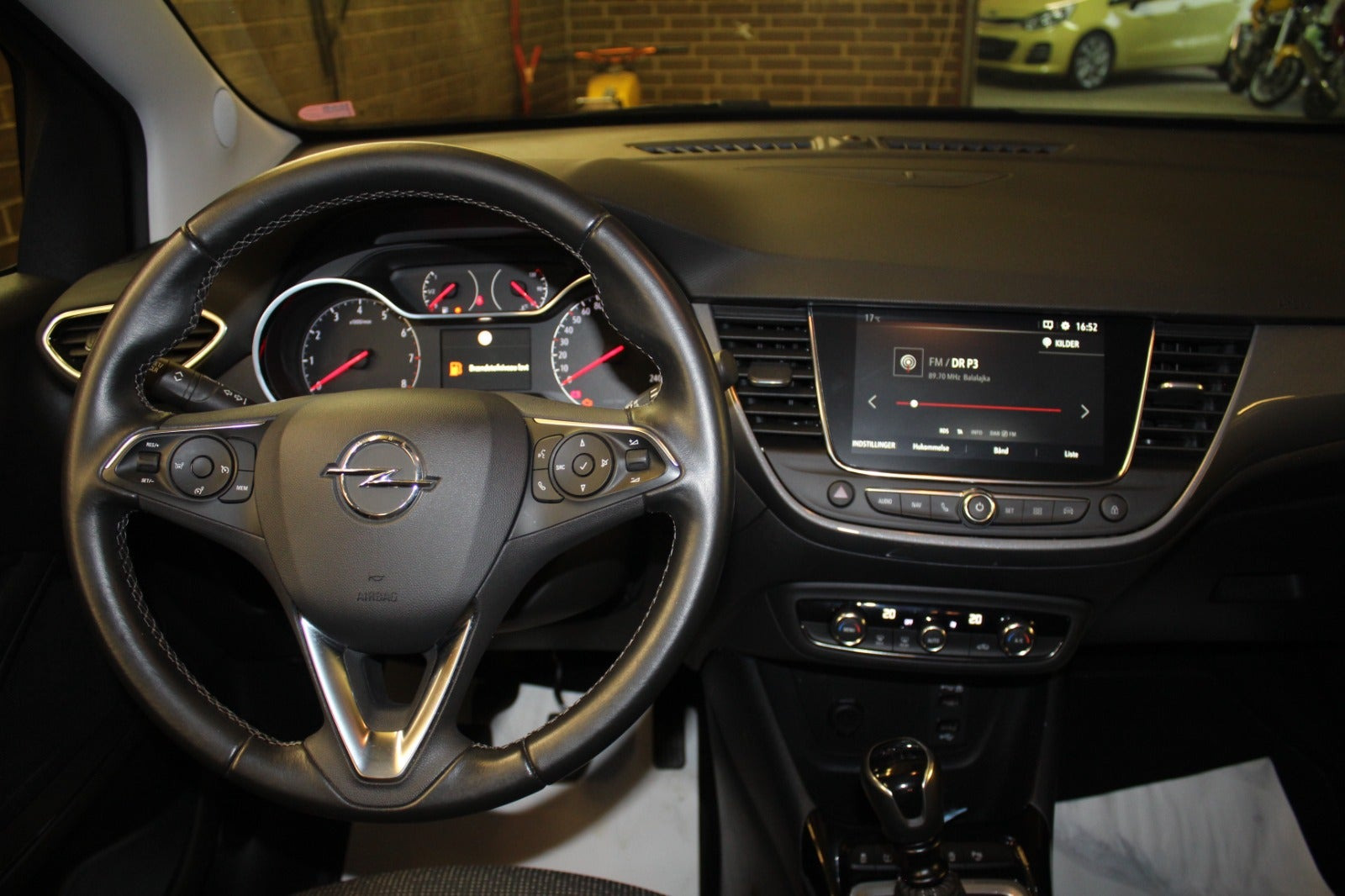Grå Opel Crossland fra 2021