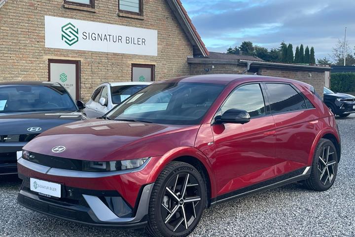 Rød Hyundai Ioniq 5 fra 2025
