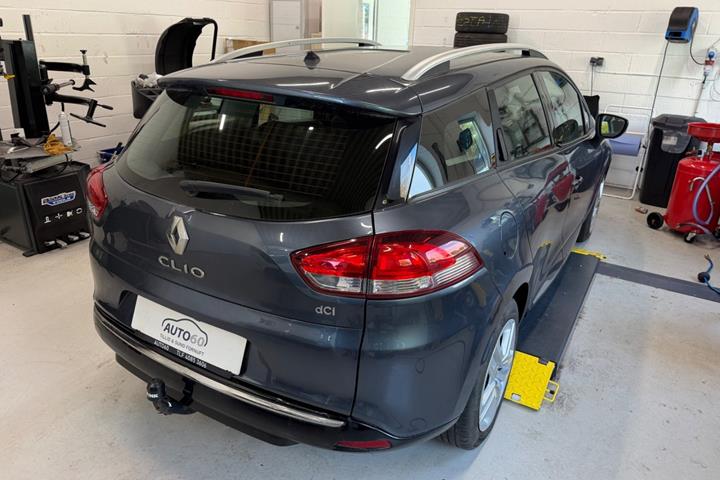 Grå Renault Clio IV fra 2016