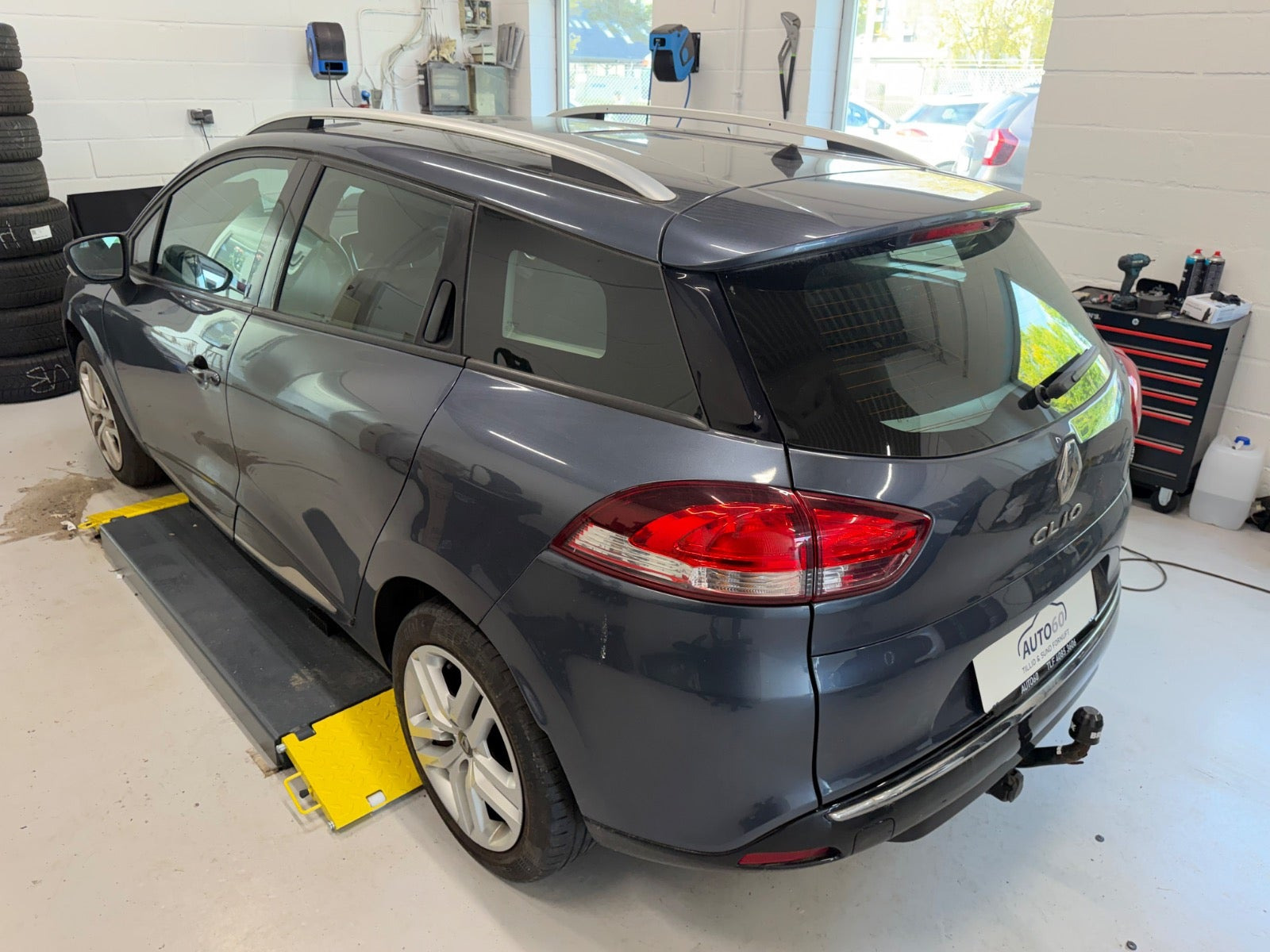 Grå Renault Clio IV fra 2016