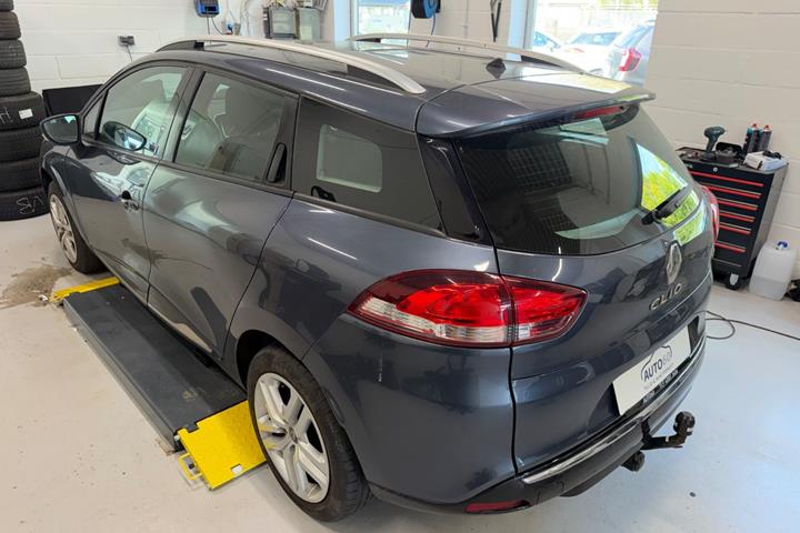 Grå Renault Clio IV fra 2016