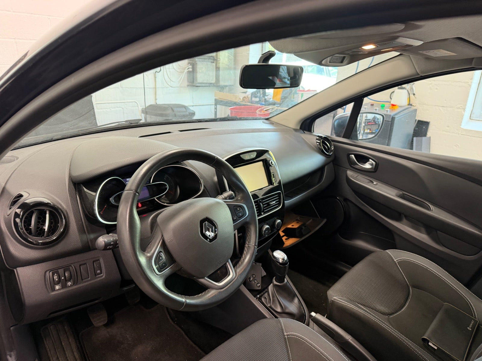 Grå Renault Clio IV fra 2016