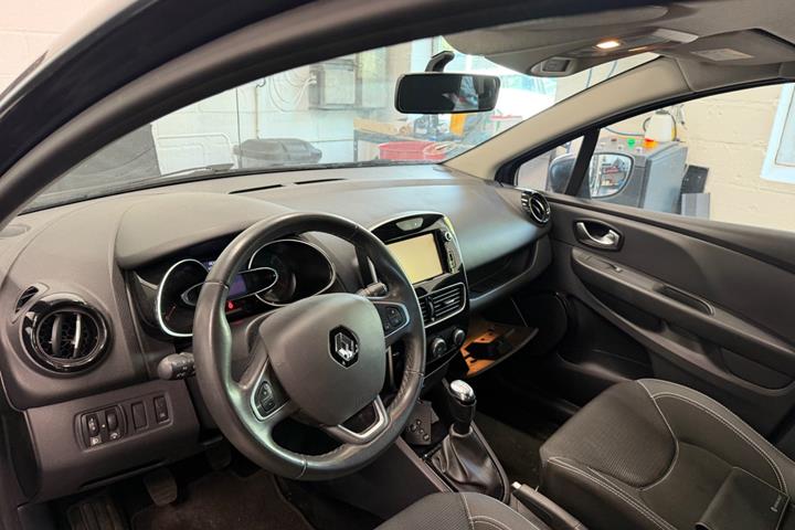 Grå Renault Clio IV fra 2016