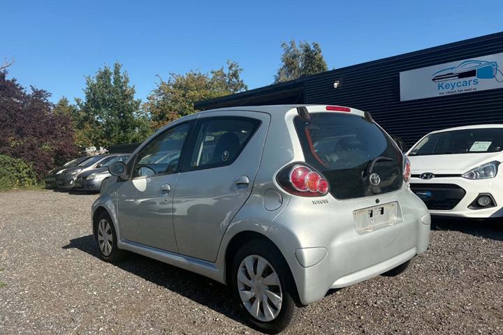 Sølv Toyota Aygo fra 2012