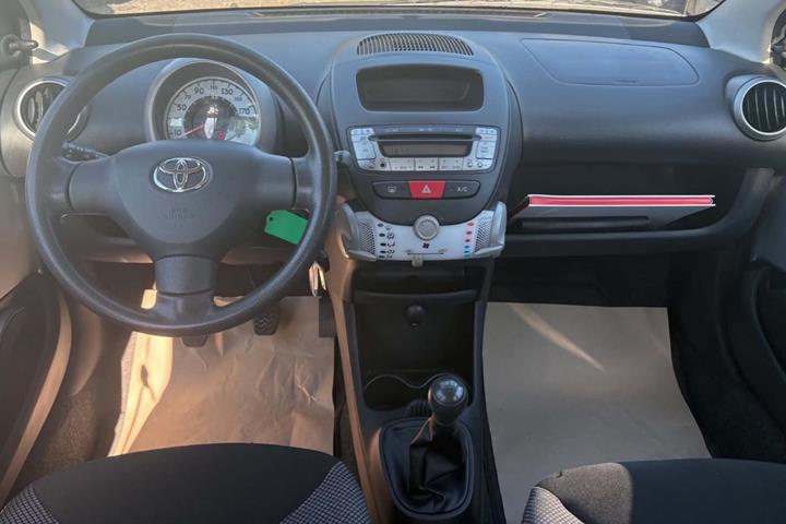 Sølv Toyota Aygo fra 2012