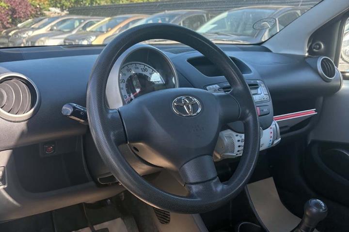 Sølv Toyota Aygo fra 2012