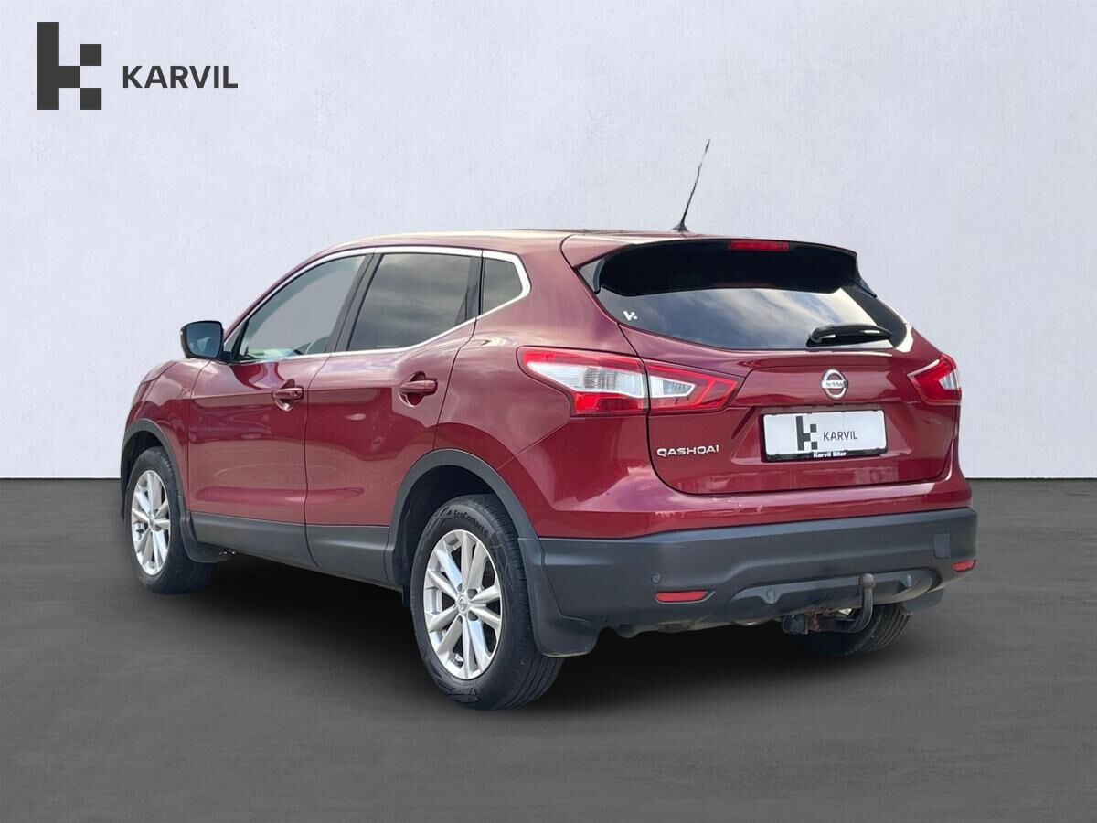Rød Nissan Qashqai fra 2016