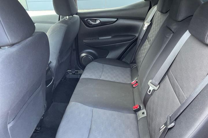 Rød Nissan Qashqai fra 2016