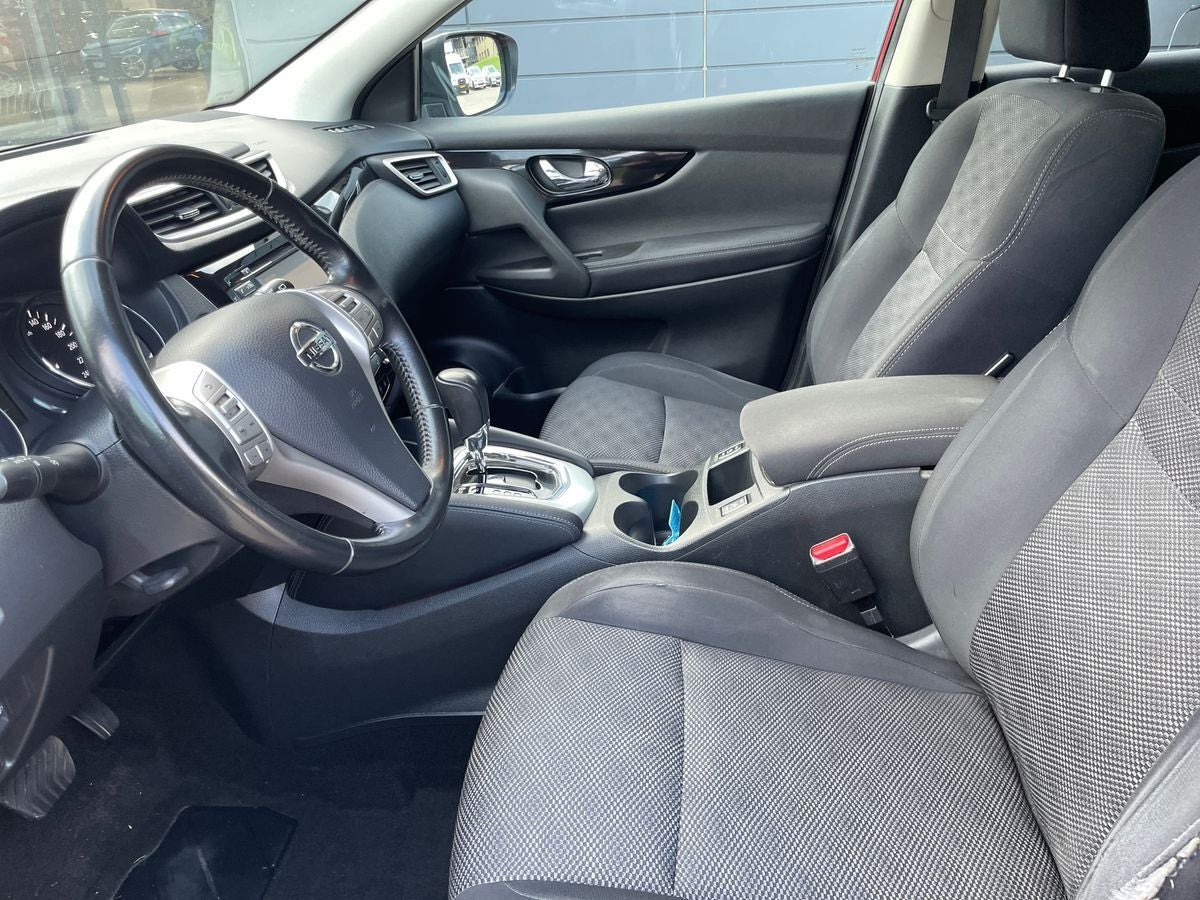 Rød Nissan Qashqai fra 2016