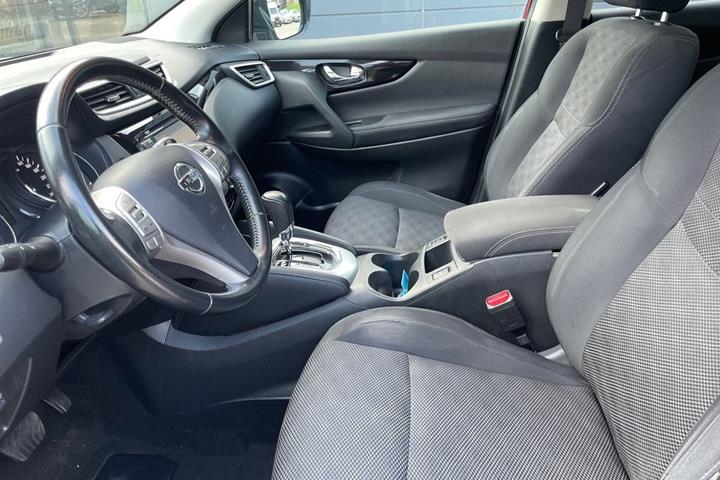 Rød Nissan Qashqai fra 2016