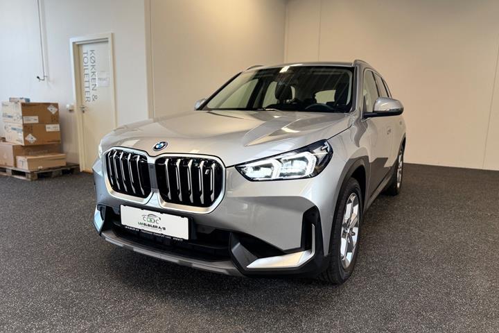 Orange BMW iX1 fra 2024