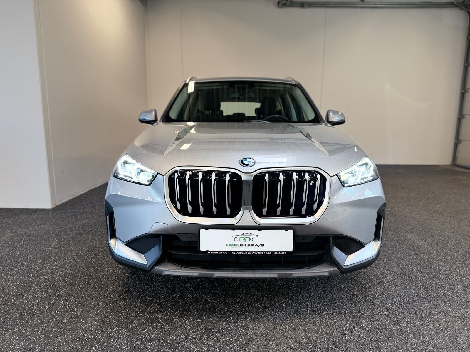 Orange BMW iX1 fra 2024
