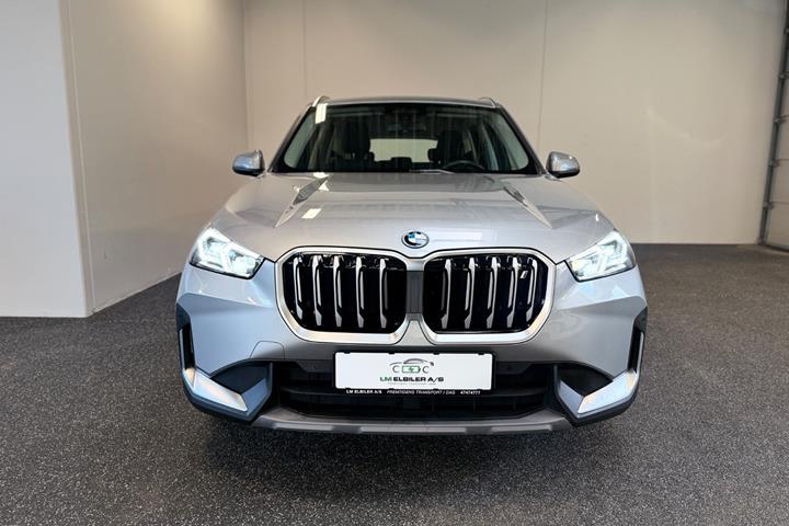 Orange BMW iX1 fra 2024