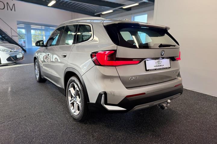 Orange BMW iX1 fra 2024