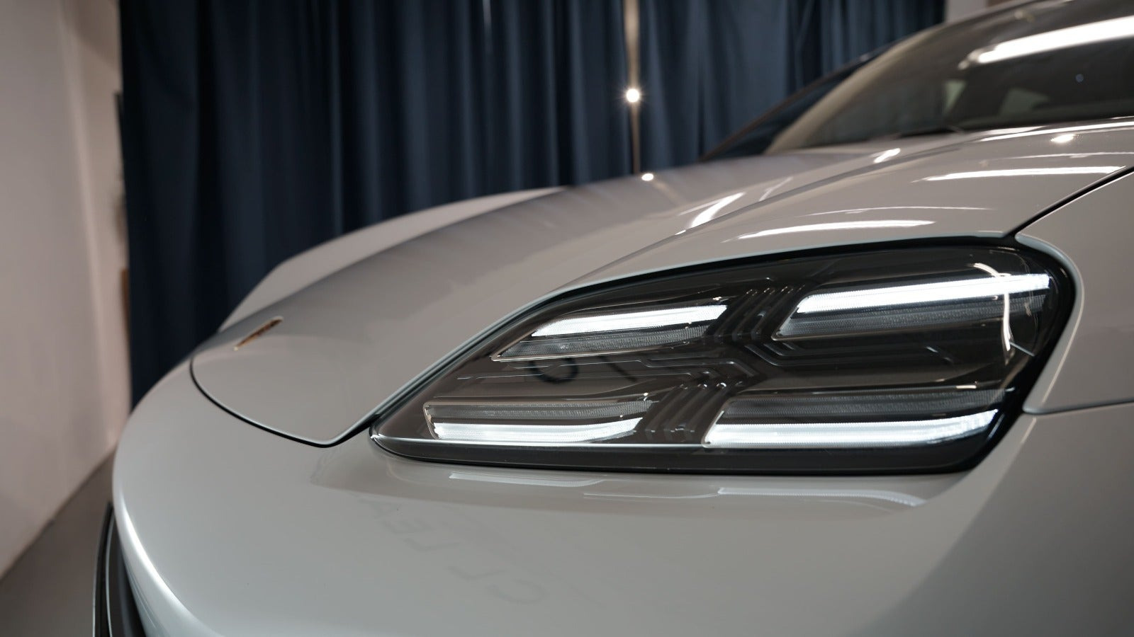 Grå Porsche Macan 4S fra 2025