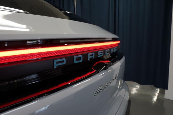 Grå Porsche Macan 4S fra 2025