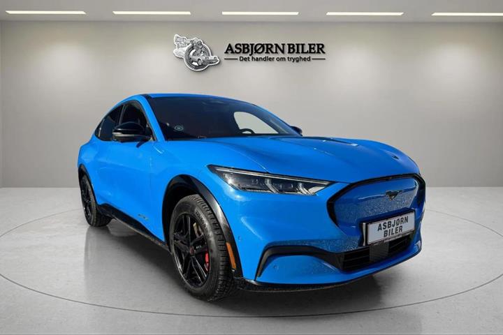 Blå Ford Mustang Mach-E fra 2022 set udefra