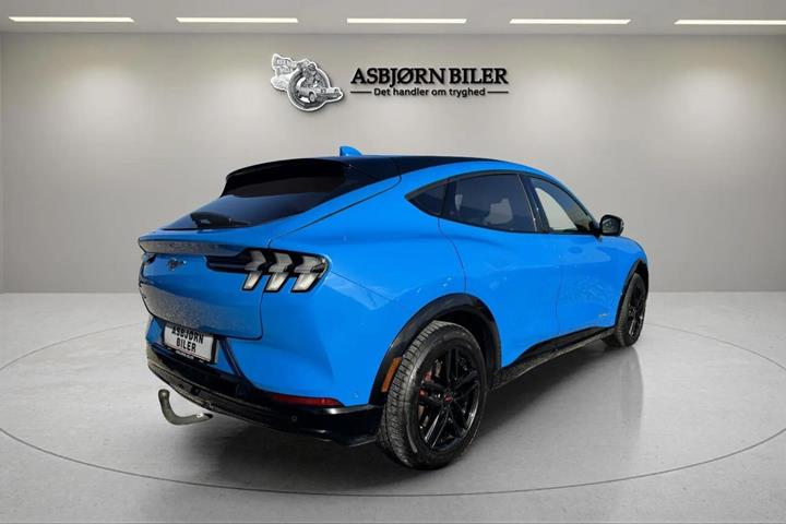 Blå Ford Mustang Mach-E fra 2022