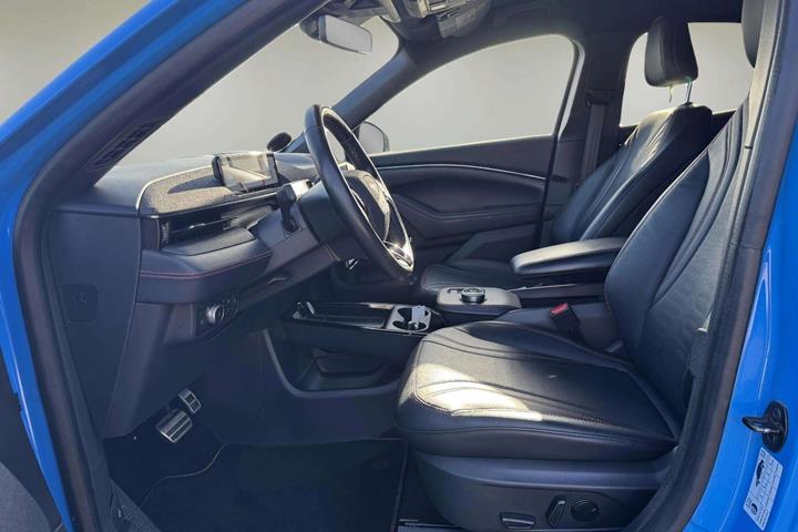 Blå Ford Mustang Mach-E fra 2022