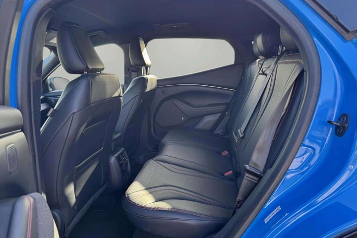 Blå Ford Mustang Mach-E fra 2022