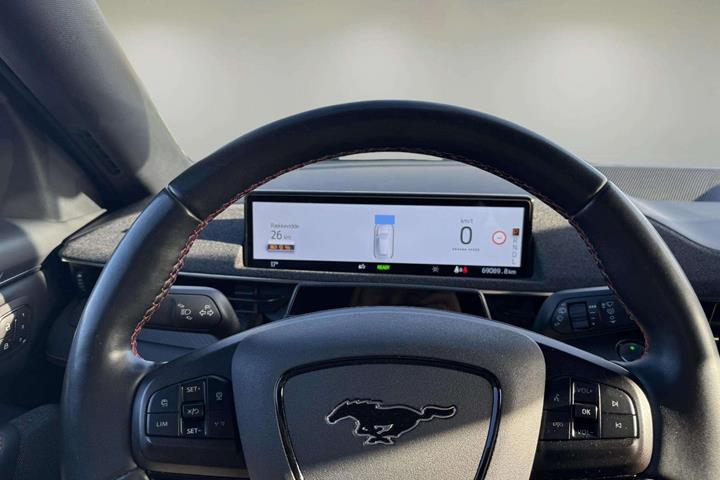 Blå Ford Mustang Mach-E fra 2022
