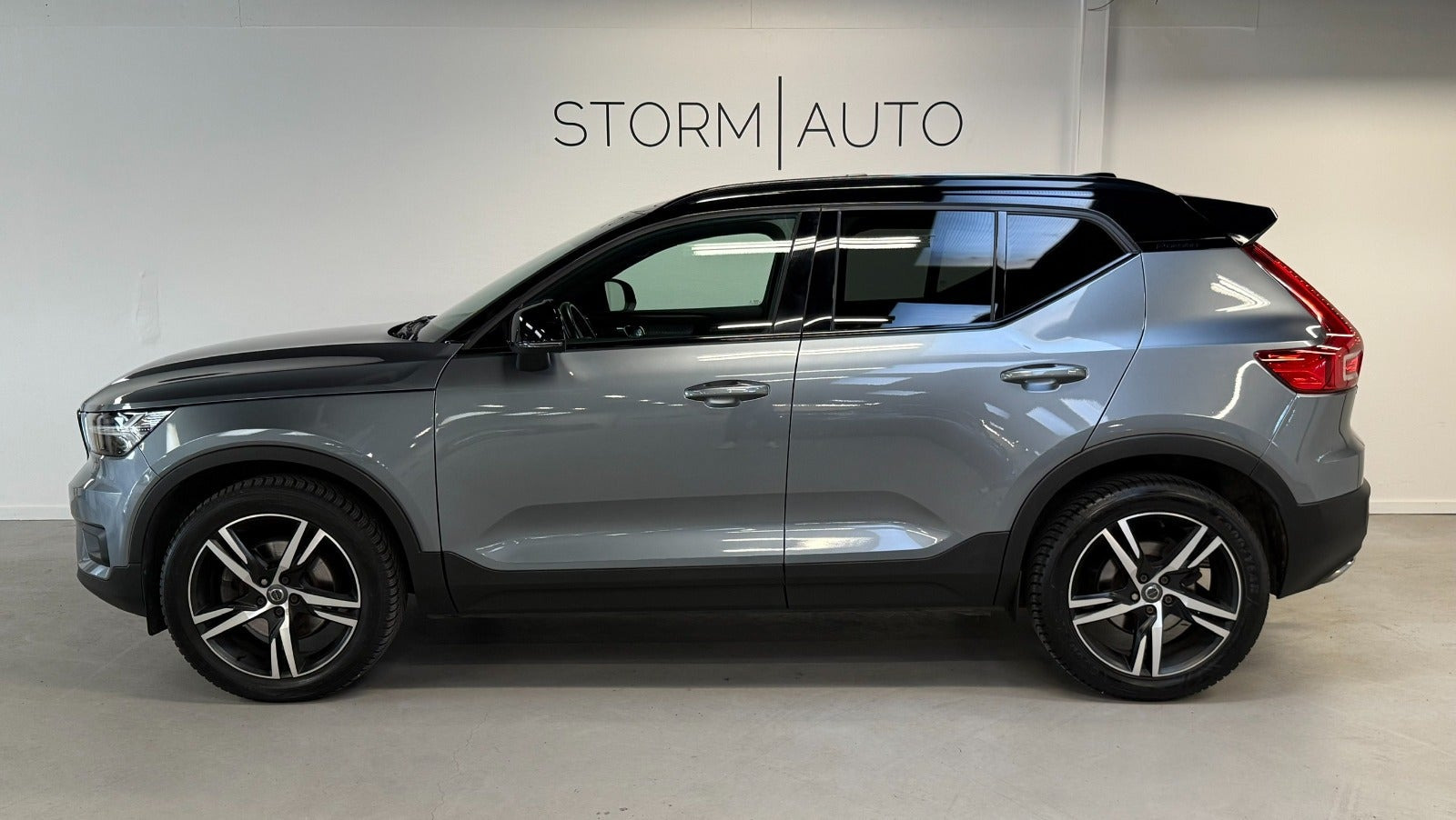Grå Volvo XC40 fra 2018