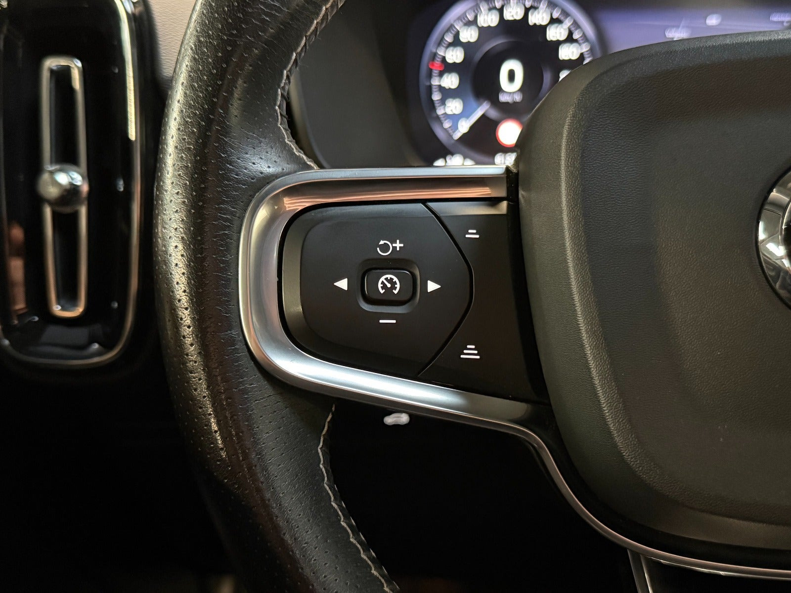 Grå Volvo XC40 fra 2018