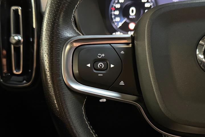 Grå Volvo XC40 fra 2018