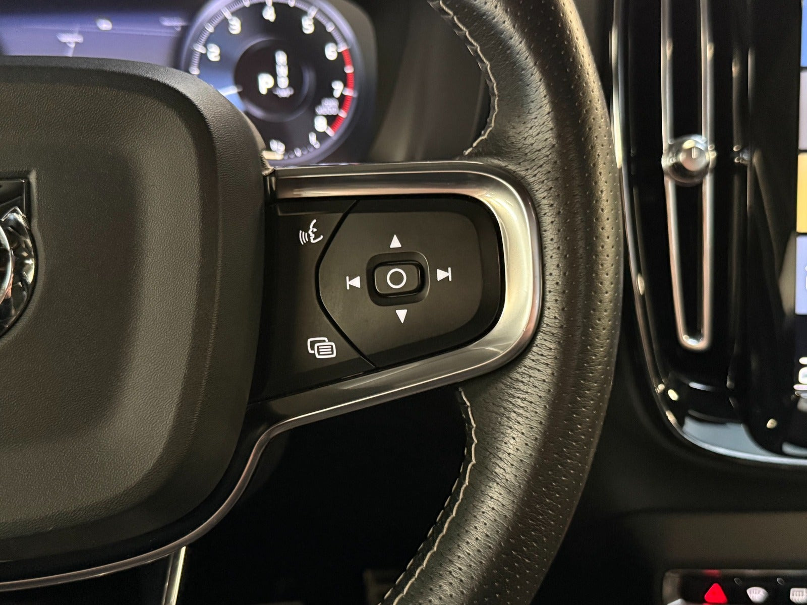 Grå Volvo XC40 fra 2018