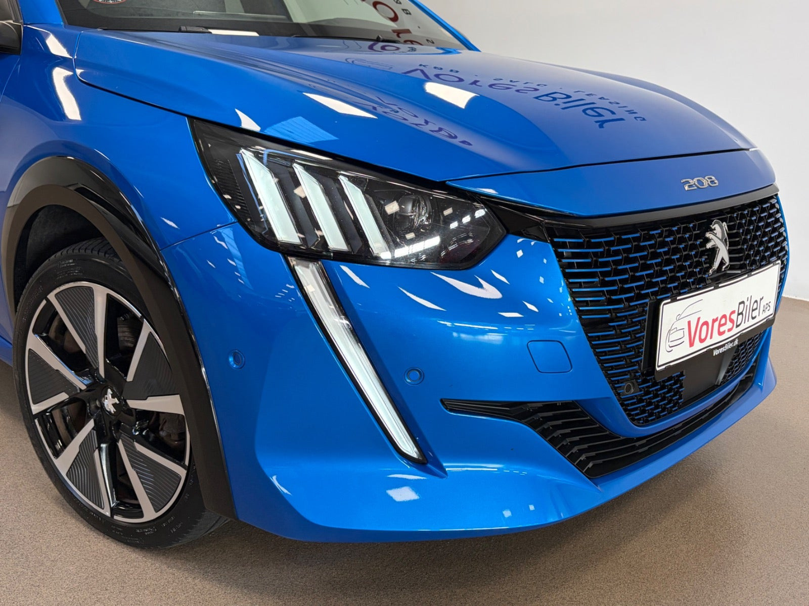 Blå Peugeot e-208 fra 2021