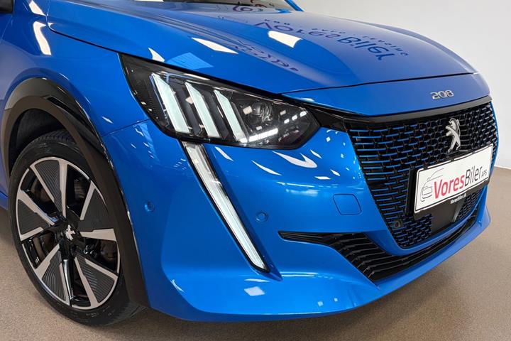 Blå Peugeot e-208 fra 2021