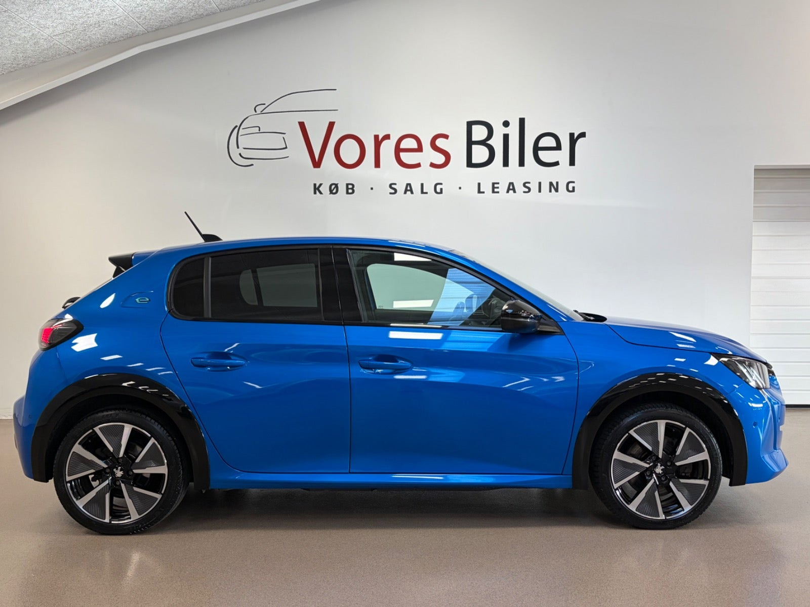 Blå Peugeot e-208 fra 2021