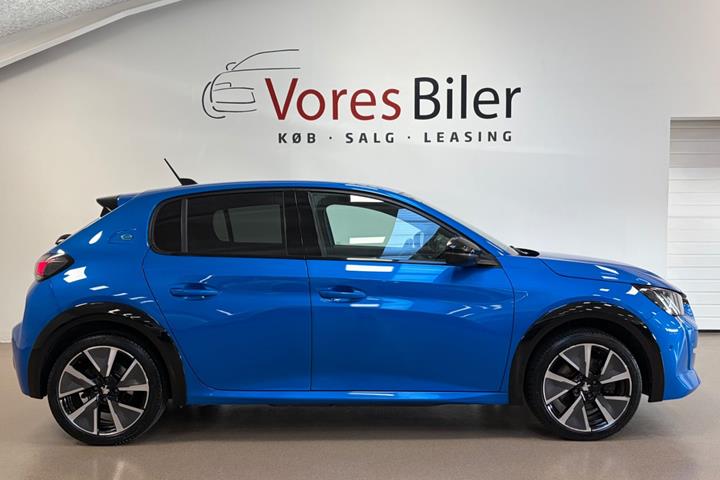 Blå Peugeot e-208 fra 2021