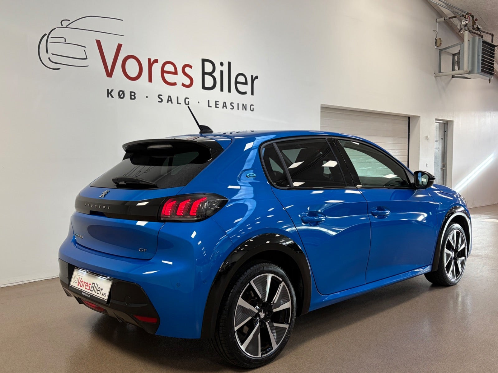 Blå Peugeot e-208 fra 2021