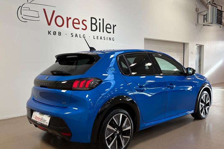 Blå Peugeot e-208 fra 2021
