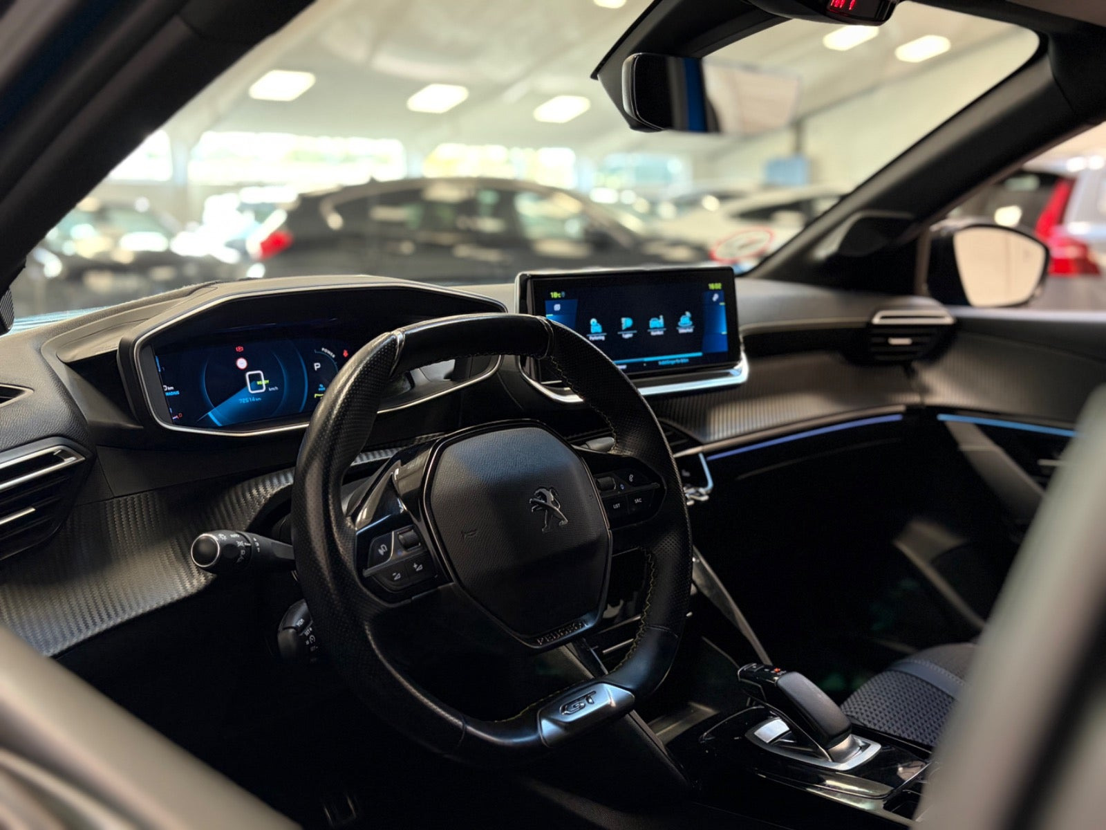 Blå Peugeot e-208 fra 2021