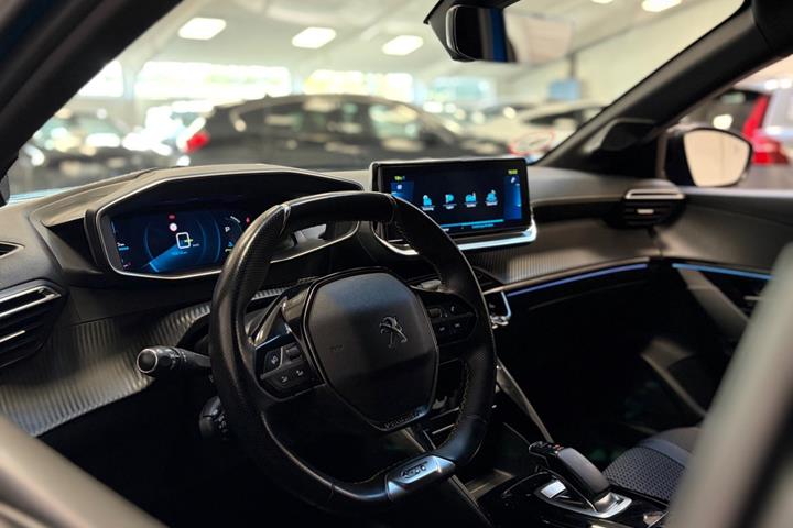 Blå Peugeot e-208 fra 2021