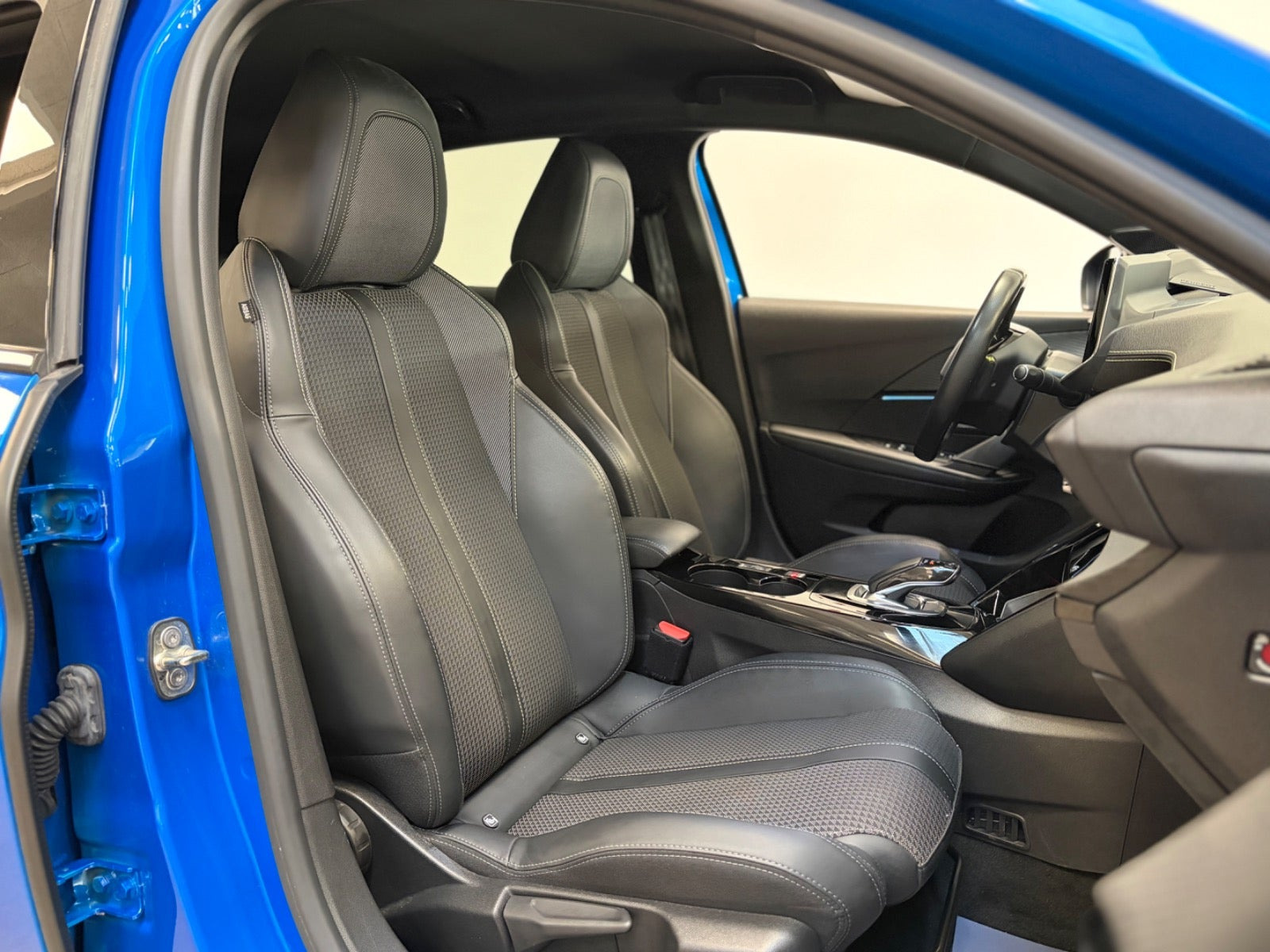 Blå Peugeot e-208 fra 2021