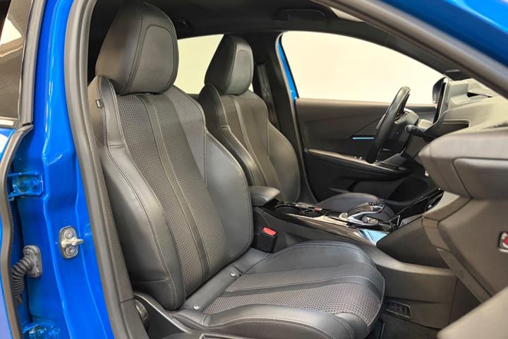 Blå Peugeot e-208 fra 2021