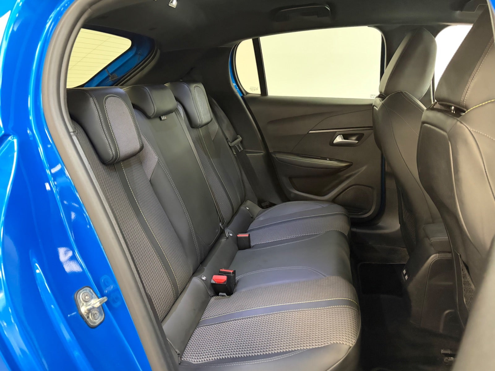 Blå Peugeot e-208 fra 2021