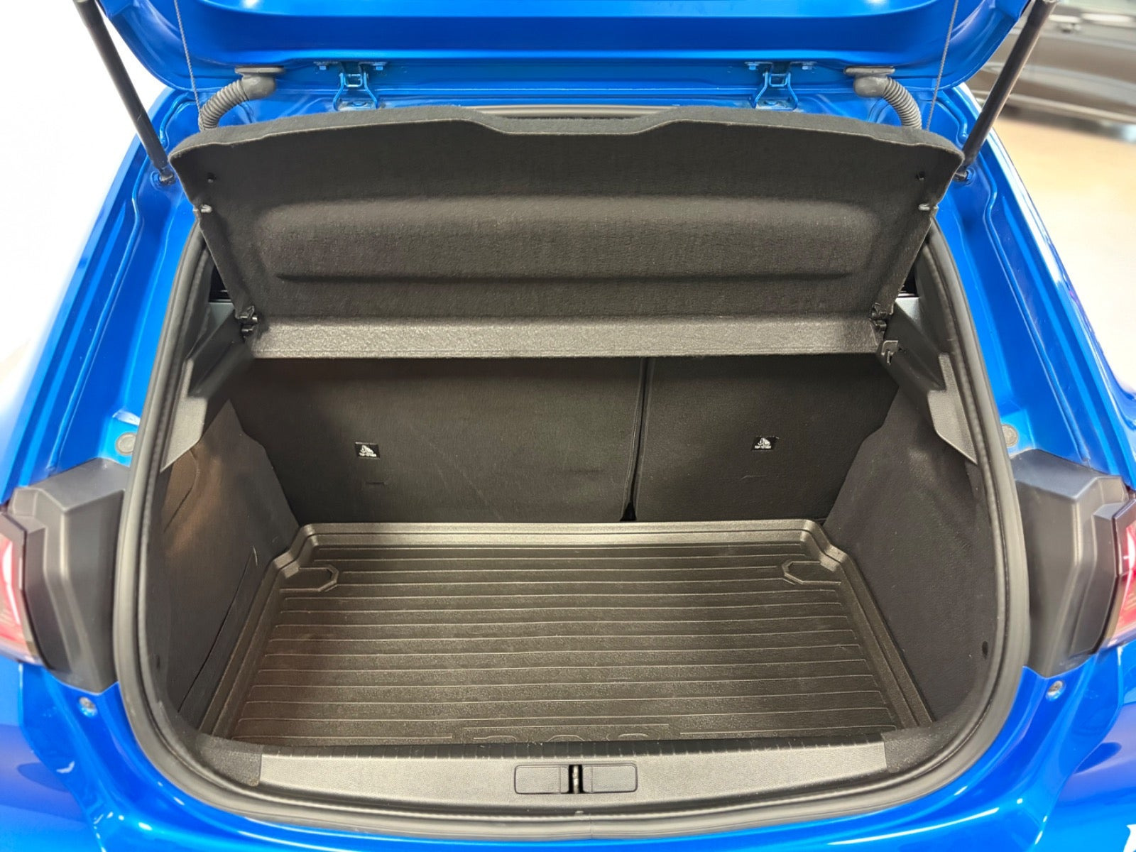 Blå Peugeot e-208 fra 2021