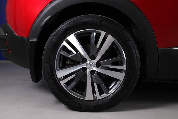 Rød Peugeot 3008 fra 2021