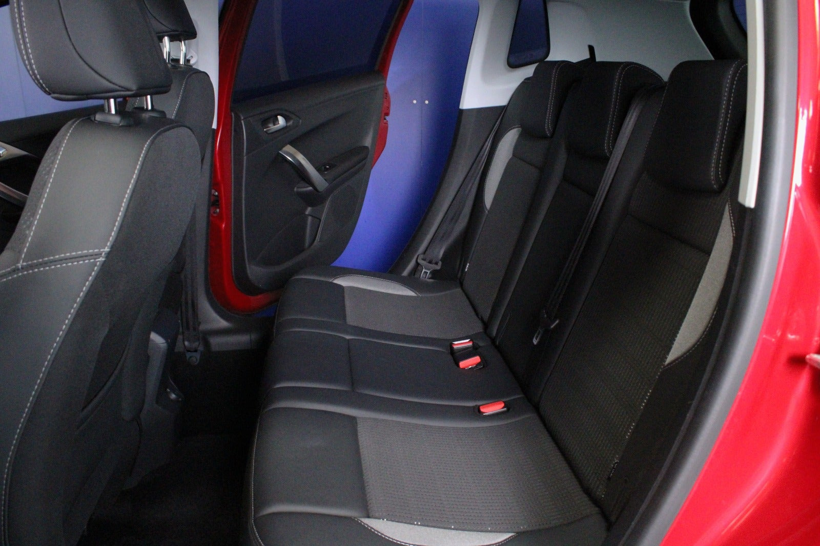 Rød Peugeot 2008 fra 2019