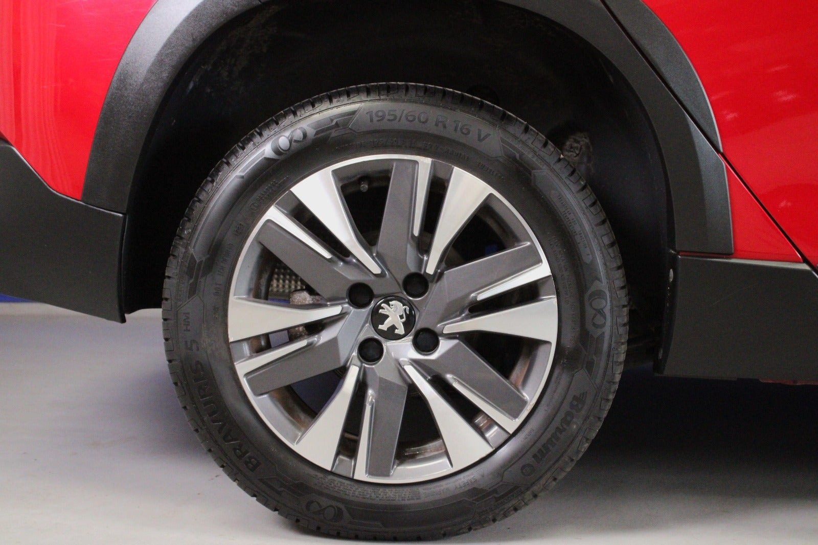 Rød Peugeot 2008 fra 2019